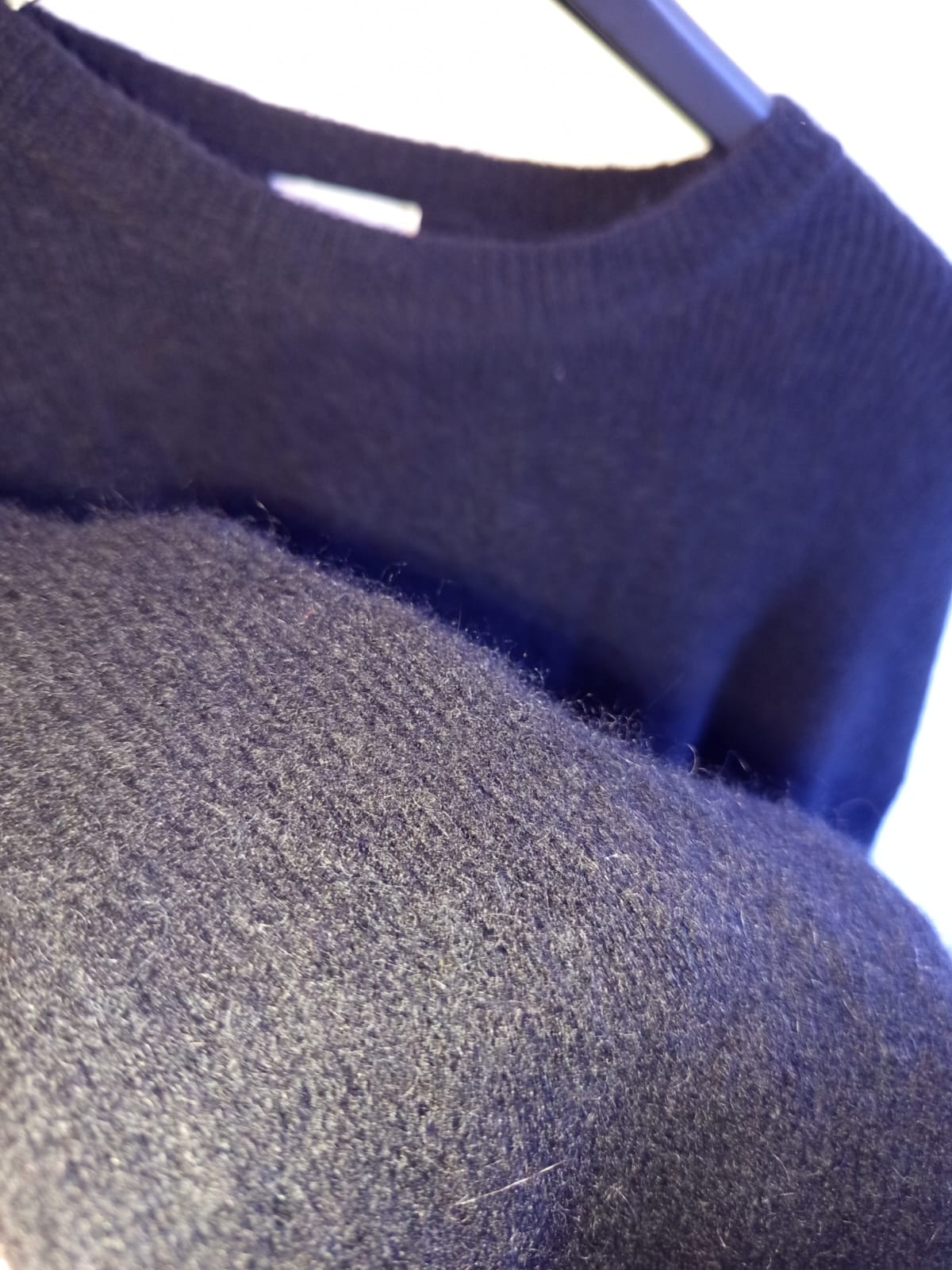 Morbidissimo maglione nero di lana merino e alpaca - immagine 5