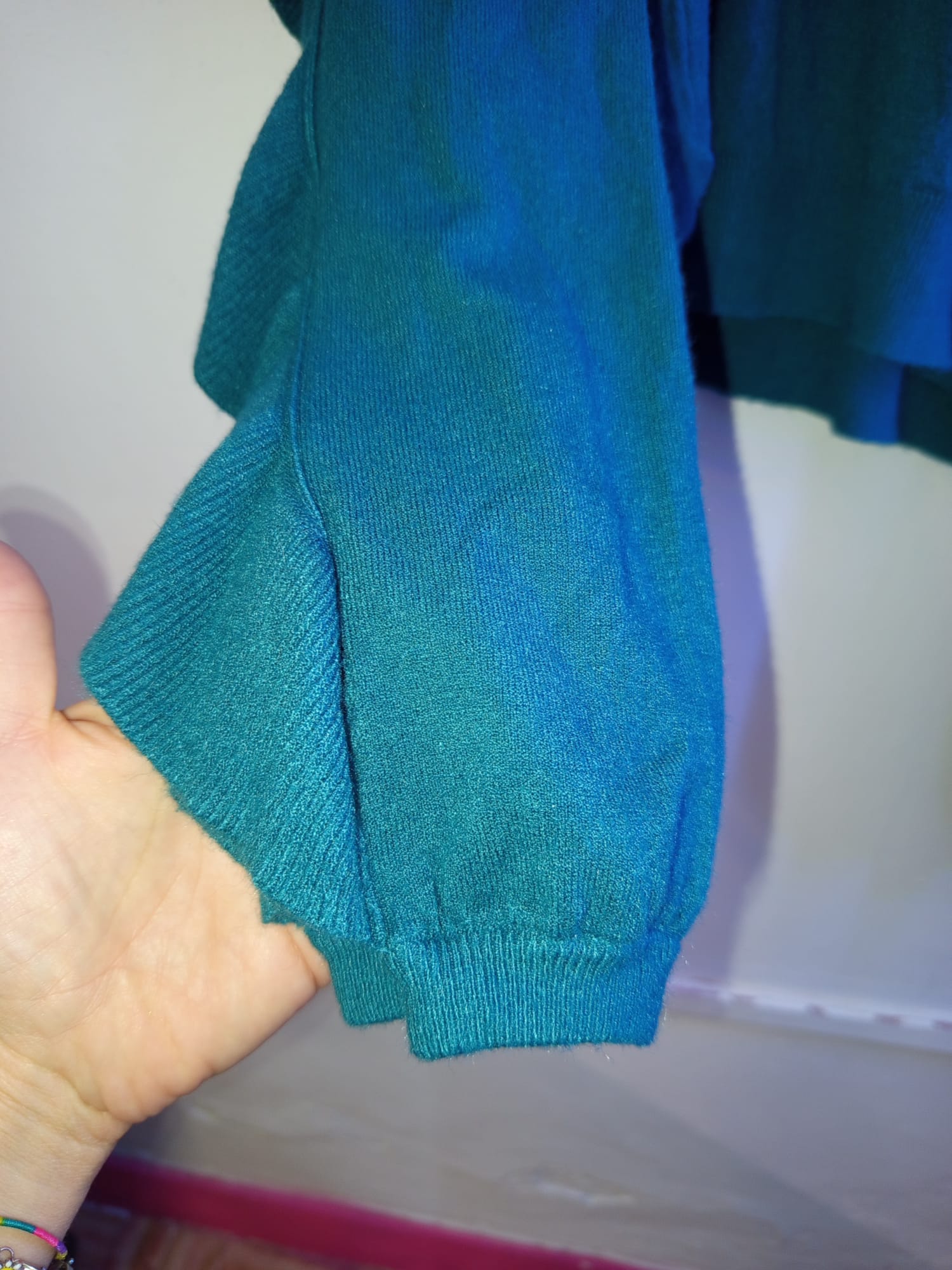 Maglioncino petrolio con maniche volant - immagine 2